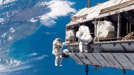 Астронавты NASA вышли в открытый космос "на прогулку" (Фото, Видео)