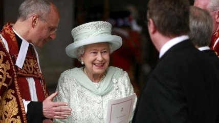 Королева Елизавета II пожала руку Мартину Макгиннесу