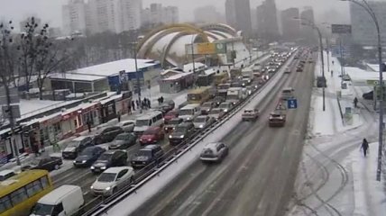 Снежный коллапс в Киеве: Кличко вновь призывает не садиться за руль 
