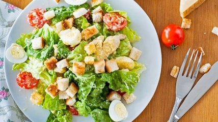 Рецепт дня: салат Цезарь с жареной курицей и гренками