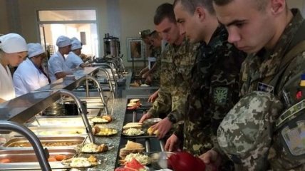 В Минобороны опровергают, что снизили нормы питания в армии 
