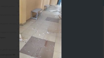 Осколки стекол и выбитые двери: появилось видео изнутри гимназии в Казани