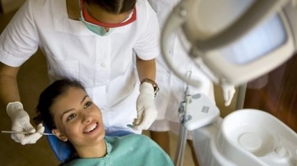 Стоматологи вступились за желтые зубы