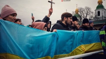 Толпа горожан под Киево-Печерской лаврой сегодня