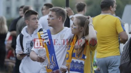 С патриотическим раскрасом, блестками и флагами: рекордное число украинцев вышло поддержать сборную в Киеве