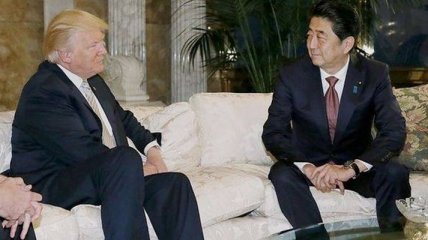 Трамп провел первую личную встречу с премьер-министром Японии