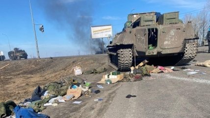 Розбита російська бронетехніка на кільцевій дорозі Харкова