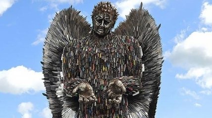 Художник создал статую ангела из 100 000 ножей преступников (Фото) 
