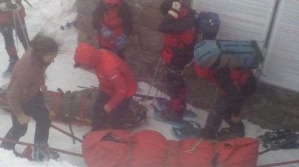 Спасатели начали транспортировку с горы Поп Иван двух пострадавших туристов