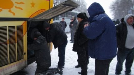 Два пассажирских автобуса застряли в сугробах на Львовщине