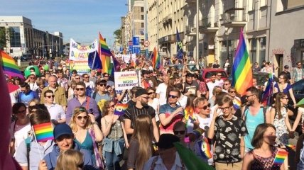 В Варшаве на "марш равенства" вышли тысячи людей