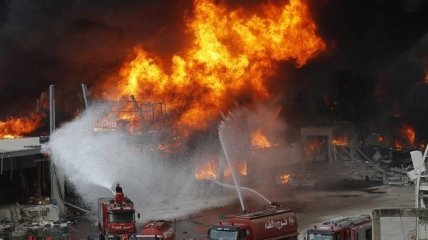 У порту Бейрута знову спалахнула сильна пожежа: відео