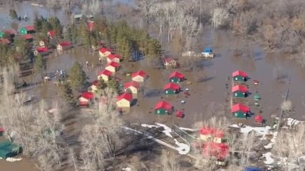 Тысячи домов ушли под воду из-за прорыва дамбы