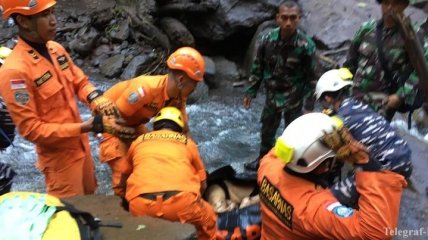 Число погибших людей в Индонезии из-за наводнения превысило 73 человека