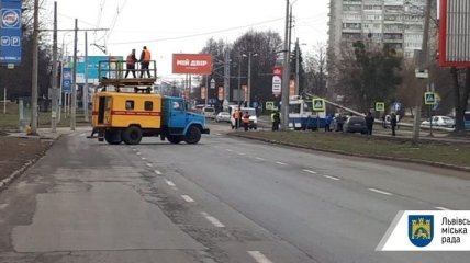 Во Львове на проезжую часть упали две опоры электротранспорта