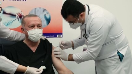 Президент Турции вакцинировался от коронавируса: что известно о препарате и фото