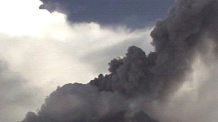Шлейф выбросов от камчатского вулкана растянулся на 50 км