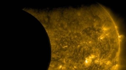 NASA продемонстрировало видео перемещения Луны по солнечному диску