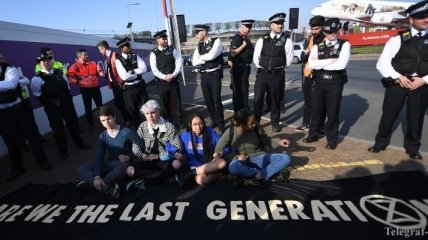 Климатические протесты в Лондоне: Активисты пытались заблокировать аэропорт 