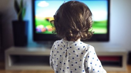 «Ящик, который создает идиотов» — фотопроект о влиянии ТВ на ваших детей