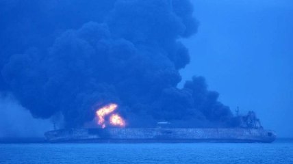 Пылающий нефтяной танкер у берегов Китая под угрозой взрыва