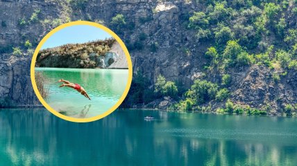 Вода у кар'єрі кришталево чиста і має бірюзовий відтінок