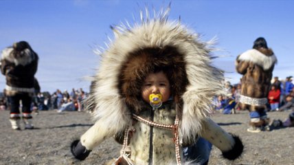 Маленький эскимос в традиционной теплой одежде