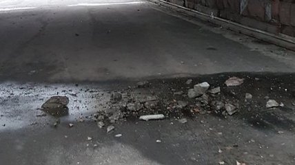 В Киеве куски бетона от моста падают прямо на тротуар 