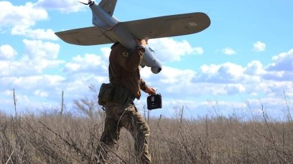 Український військовий з дроном