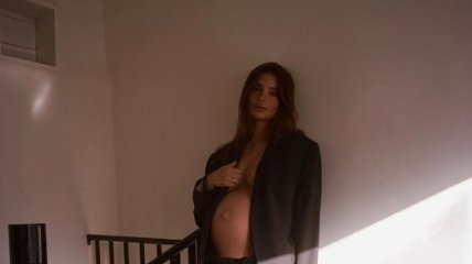 Беременная Эмили Ратаковски вновь обнажилась перед камерой и выложила фото в сеть 