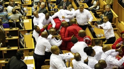 В парламенте ЮАР подрались депутаты