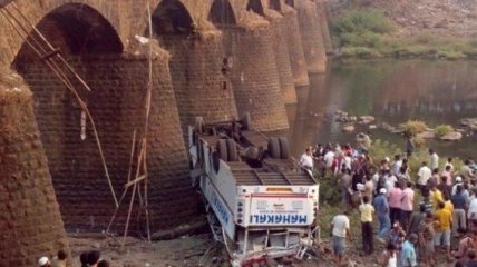 Автобус в Индии упал с моста в реку: обнаружено множество погибших