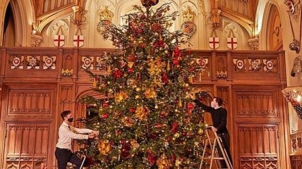 Праздник по-королевски: в Виндзорском дворце установили роскошную ель к Рождеству (фото)