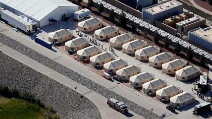 СМИ: В США планируют построить гигантские лагеря для мигрантов