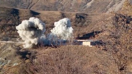 В Карабахе подорвали воинскую часть: появилось видео, как армянские военные уходят из Кельбаджарского района