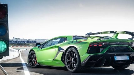 Lamborghini Aventador: компания представила первый видеотизер гоночного авто (Видео)
