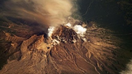 На Камчатке вулкан выбросил столб пепла высотой 8 км