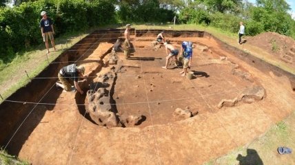 Археологи изучают раскопки древнего поселения на месте строительства Крымского моста