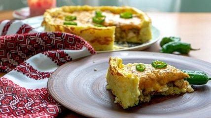 Картофельный пирог с грибной начинкой - отличный вариант в любой ситуации