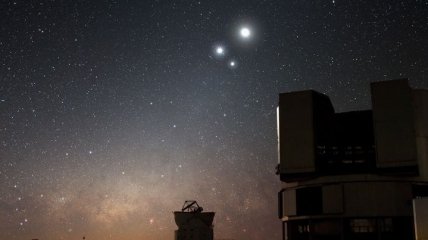 Юпитер и Сатурн "соединились": фото и видео редкого космического явления