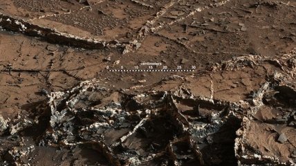 Curiosity заснял двухцветные каналы у основания горы Эолида на Марсе
