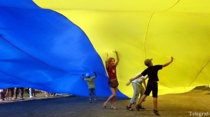 В Херсоне создали огромное полотнище из привезенных с Донбасса украинских флагов
