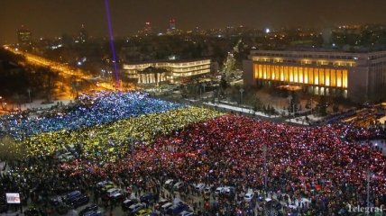 Протесты в Румынии: перед зданием правительства организован "живой" триколор
