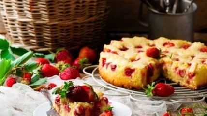 Рецепт дня: сметанный пирог с летними ягодами
