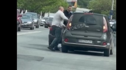 Разборки автомобилистов возле СТО в Одессе: появилось видео 