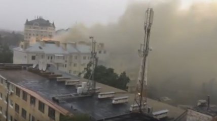 Многоэтажка загорелась в Полтаве после удара молнии (Видео)