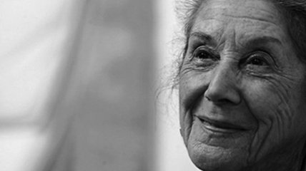 Умерла поэтесса и первый нобелевский лауреат по литературе из ЮАР