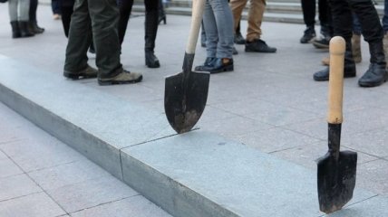 Активисты в Одессе с лопатами выступают против подорожания проезда
