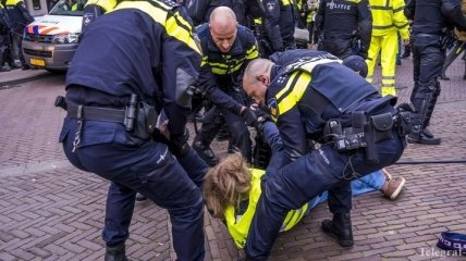 Полицейским во Франции запретили придушение во время задержания