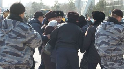 Полиция напала на протестующих против переименования Астаны